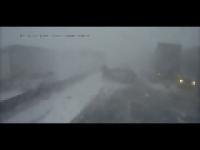 Kierowca Tira nie wyhamował na oblodzonej drodze podczas śnieżycy