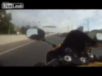 Rosyjski motocyklista przecina ulice z pełną prędkością
