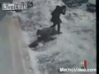 Spadający lód powala kobietę