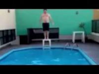 Fail przy skoku do basenu