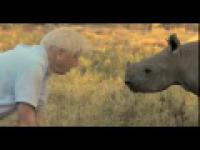 Sir David Attenborough rozmawia z małym, ślepym nosorożcem