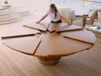 Okrągły stół rozkładający się ruchem obrotowym