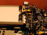 Samolot z papieru zbudowany przez maszynę z klocków lego