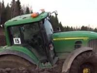 Traktor zakopany w błocie i akcja wyciągania