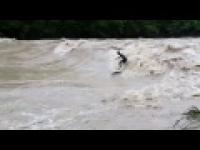 surfowanie na rzece w czasie powodzi