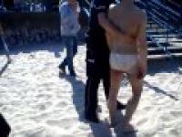 Idiota na plaży w Gdyni przy interwencji Policji