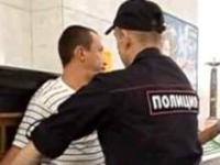 Pijany idiota kopie rosyjskiego policjanta.