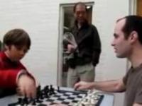 10 latek rozwala mistrza szachowego
