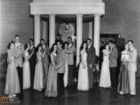 Lata 1940-1990 na zdjęciach ze szkolnych bali