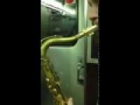 Bitwa na saksofon w metrze 