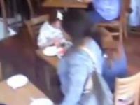 Dziewczynka kradnie w restauracji