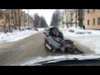 Pijany rosyjski kierowca ucieka połową samochodu 