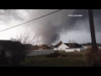 Mężczyzna nagrywa tornado niszczące jego dom