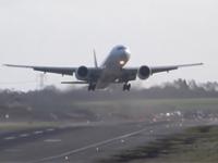 Próba lądowania Boeinga 777 - Huragan Xawery