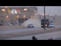 Ulice w Arabii Saudyjskiej - drift, niebezpieczna jazda, strzały z pistoletu