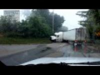 Zawracanie ciężarówką na wąskiej drodze