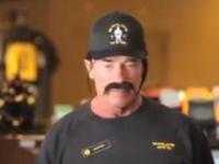 Arnold Schwarzenegger pracuje w Gold's Gym