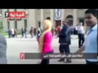 Reakcja studentów universytetu w Kairze na pojawien sie studentki o blond