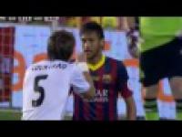 Sfrustrowany Neymar starał się zagłówkować głową Fabio Coentrao