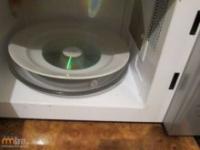 Co się dzieje z płytą CD w mikrofalówce?