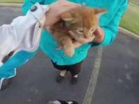 Dziewczyna na motorze ratuje małego kotka