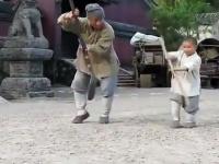 Młody mnich uczy Jackie Chan techniki Shaolin na planie filmowym