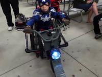 strój na halloween dla syna na wózku inwalidzkim