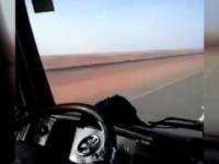 Arabia Saudyjska Szalony kierowca (Truck driver left his vehicle unmanned at speed 100 kmph on a motorway in Saudi Arabia)