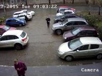 Kobieta wyjeżdża z parkingu