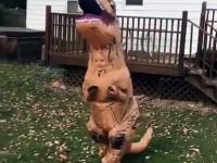 Dzieciak w stroju T-Rexa dostarcza ojcu sporej dawki śmiechu