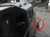 Not today death: Old man narrowly avoids being hit by train in Brazil
