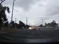 Piorun uderza w samochód jadący przez skrzyżowanie