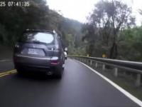 Idiota na motocyklu próbuje wyprzedzić Mitsubishi z prawej strony