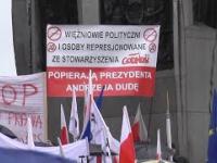 Kontrowersyjny transparent na manifestacji KOD-u w Gdańsku ...