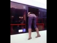 Kobieta próbuje uciec przez okno przed kontrolerami biletów