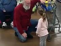 Mała dziewczynka pomyliła klienta z Świętym Mikołajem