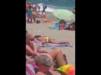 Masturbacja na plaży - samozadowalanie się nad wodą