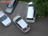 Kobieta próbuje zaparkować...