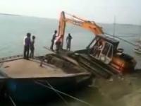Nieudana próba załadowania koparki na łódź
