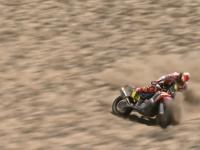 Spektakularny upadek motocyklisty na 8 etapie Dakaru