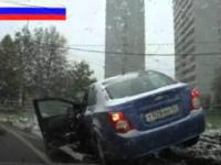 Zakręt w lewo - kobieta za kierownicą. Rosja