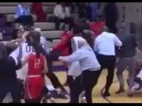 Masowa bójka podczas meczu koszykówki dziewczyn