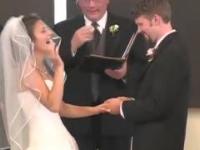 Panna młoda zwija się ze śmiechu na ślubie!