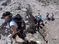 Turyści spacerujący w górach natrafiają na skalną lawinę
