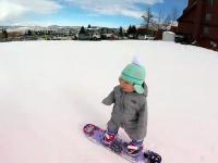Roczne dziecko na snowboardzie