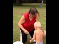 Pit Bull atakuje kobietę podczas zabawy w Ice Bucket Challenge