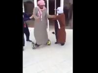 Arab na hoverboardzie