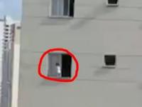 Wstrząsające nagranie: Malutkie dziecko chodzi po parapecie za oknem