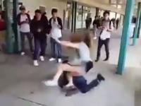 Nastolatek w rurkach uderza dziewczynę która trenuje MMA