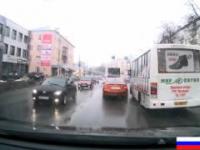 Rosjanka za kierownicą nawet autobus staranuje